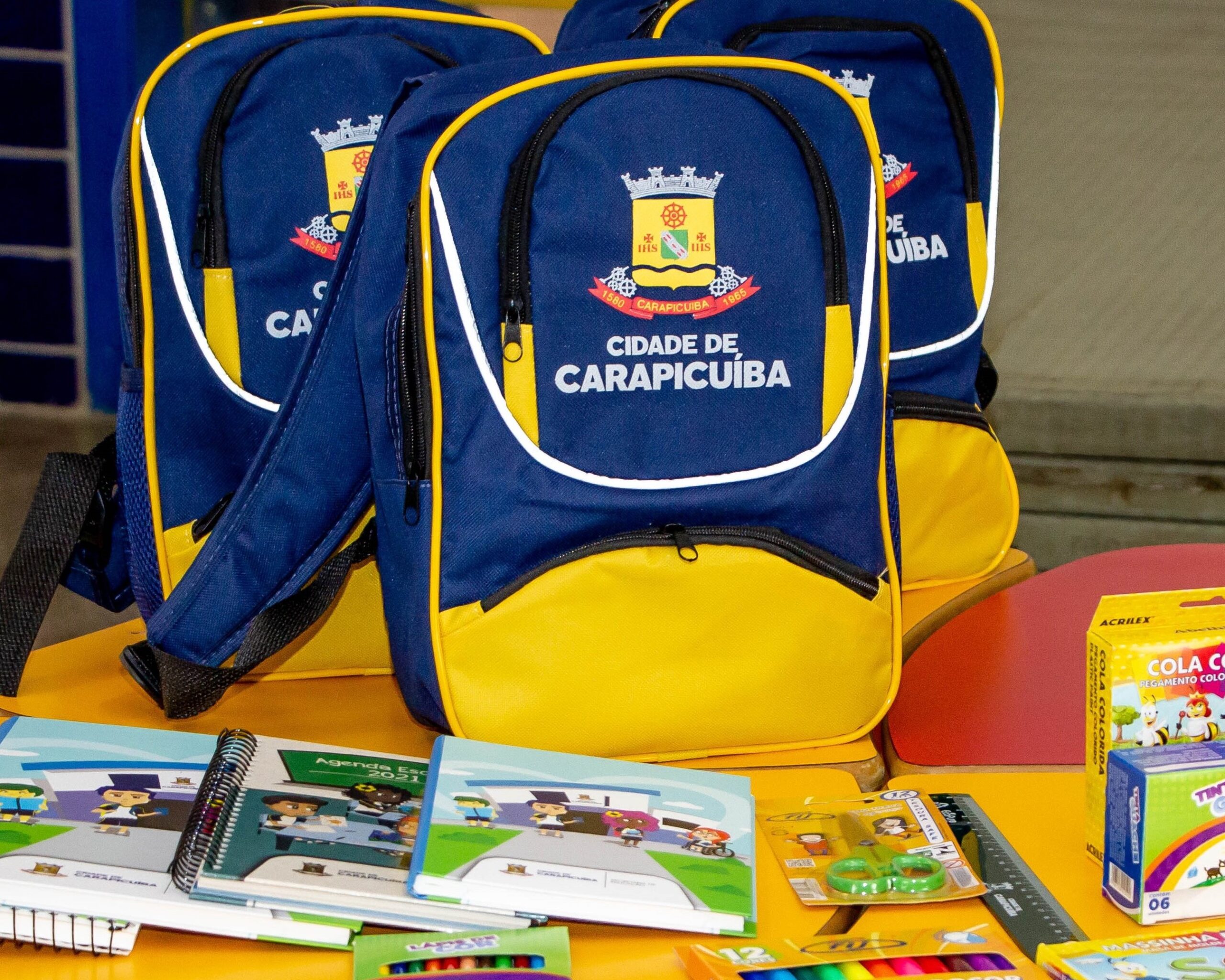 Prefeitura de Carapicuíba entrega de uniforme e material escolar